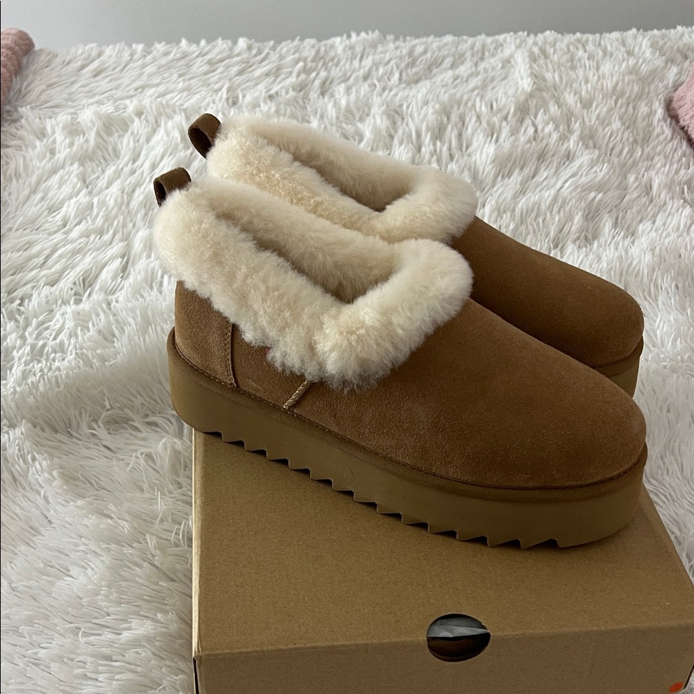 Ladies Uggs. New never worn. Size 9